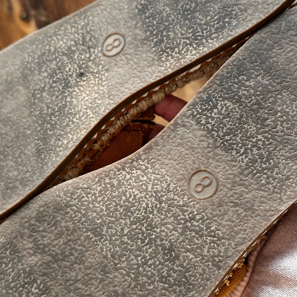 Universal threads size 8 mustard sandals - Picture 3 of 4